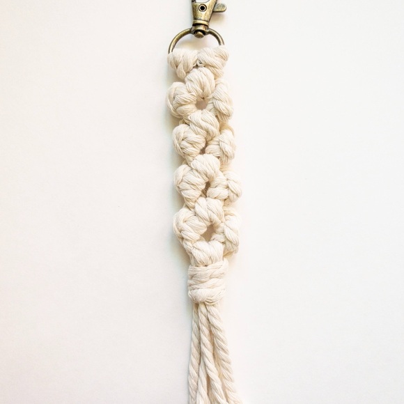 Macramé Flower Keychain - Handmade - Picture 3 of 7